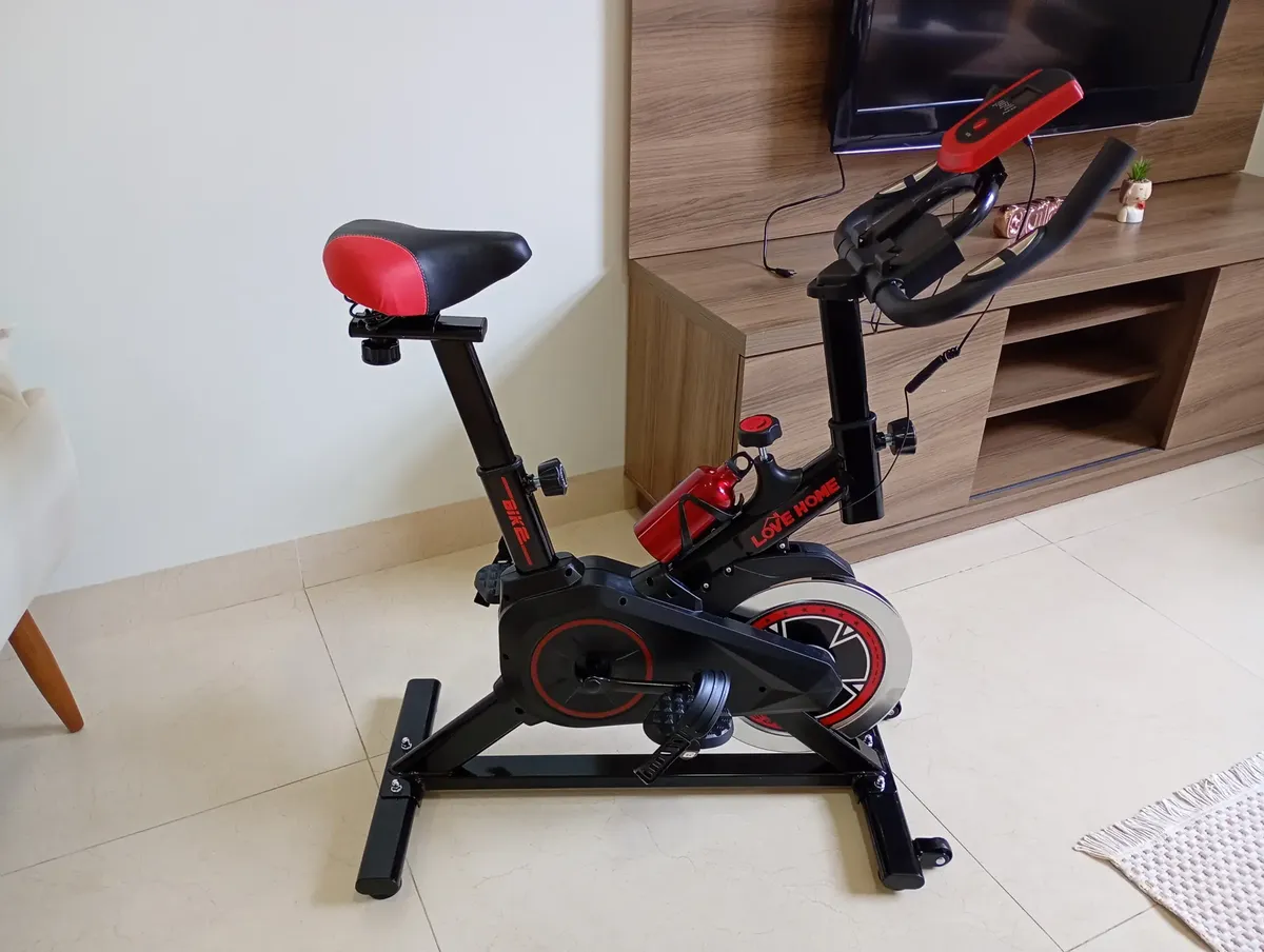 Bicicleta Ergométrica Fitness Para Cardio E Musculação Com Base Cor Preto E Vermelho 6kg Inercia Marca Sevenfit