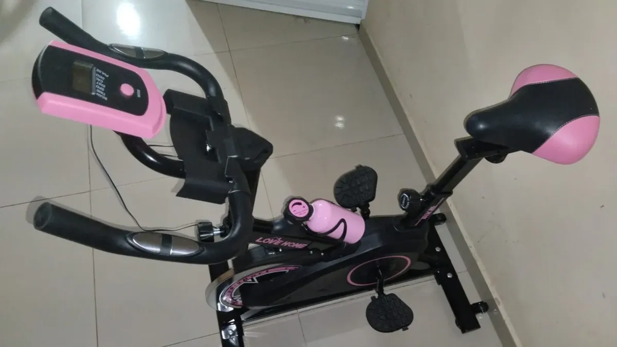 Bicicleta Ergométrica Bike Spinning Garrafa 6kg Sensação Inércia Com Medidor Cardíaco Fitness Preto e Rosa Sevenfit Para Cardio E Musculação