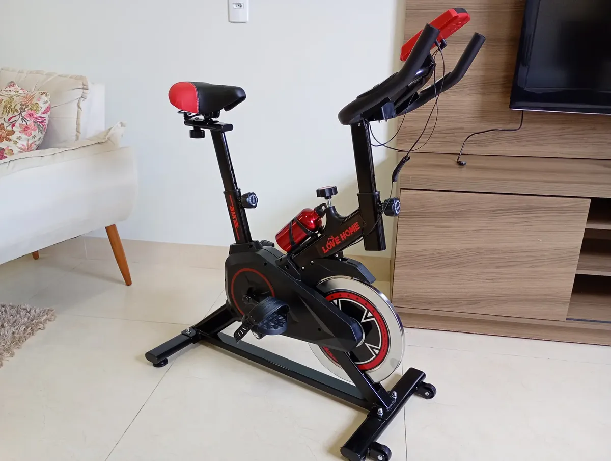 Bicicleta Ergométrica Fitness Para Cardio E Musculação Com Base Cor Preto E Vermelho 6kg Inercia Marca Sevenfit